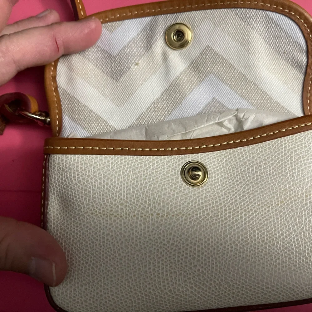 Dooney & Bourke White and Tan Clutch with Gold Accents NEW WITHOUT TAGS. - Picture 4 of 12